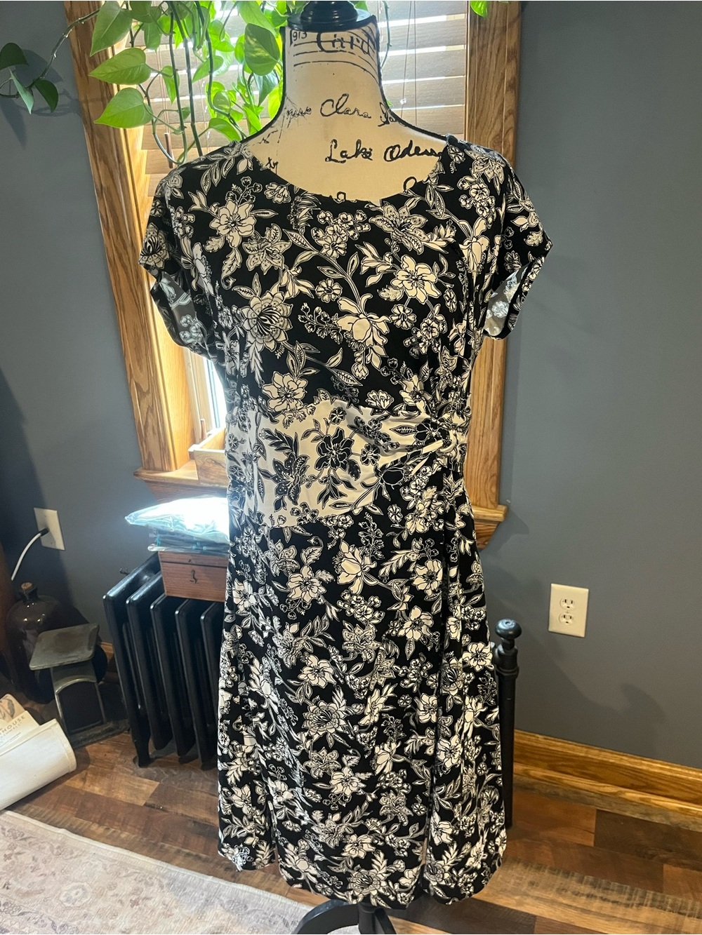 Lands' End A-Line Dress Sz L Womans Black White Floral Twist Front Short Sleeve